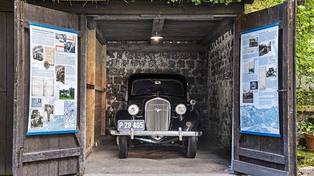 V arelu Pamtnku Karla apka ve Star Huti u Dobe, tedy romantickho letnho domu se zahradou, kde slavn spisovatel strvil vtinu asu od podzimu 1935 do sv smrti 25. prosince 1938, se dochovala gar ve velmi autentickm stavu.