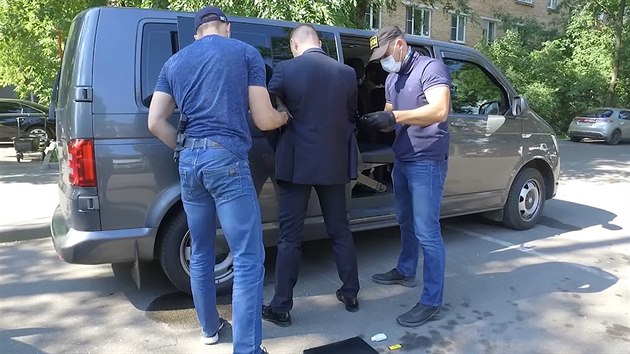 Rusk� policie zadr�ela poradce gener�ln�ho �editele vesm�rn� agentury Roskosmos Ivana Safronova, kter� je podez�el� ze �pion�e. Tajn� slu�ba FSB tvrd�, �e Safronov p�ed�val informace jedn� ze zem� z NATO. (7. �ervence 2020)