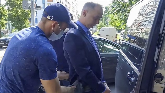 Rusk� policie zadr�ela poradce gener�ln�ho �editele vesm�rn� agentury Roskosmos Ivana Safronova, kter� je podez�el� ze �pion�e. Tajn� slu�ba FSB tvrd�, �e Safronov p�ed�val informace jedn� ze zem� z NATO. (7. �ervence 2020)