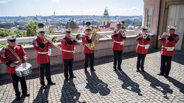 Slavnostn fanfra Hudby Hradn stre z Matyova pavilonu (4. ervence 2020)