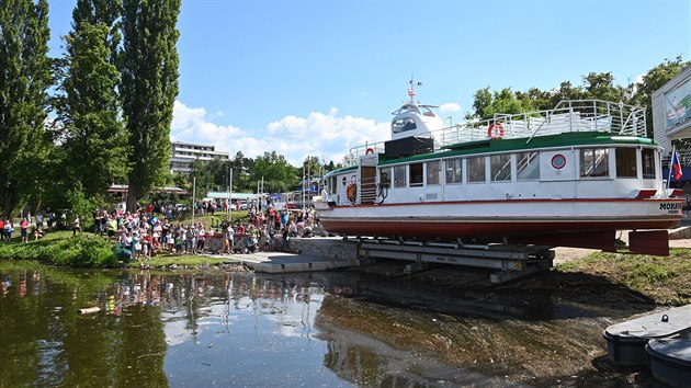 Opravená loď má zachované původní prvky. Například motor a okna z tramvaje (4. července 2020)