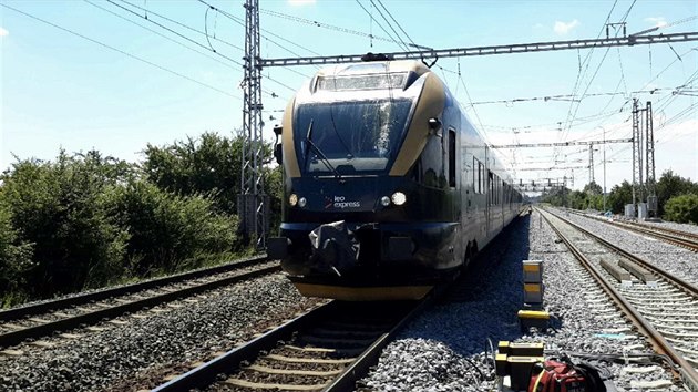 Vlak narazil do návěstidla a strhl trakční vedení. Tím zastavil dopravu na koridoru u Olomouce (4. července 2020)