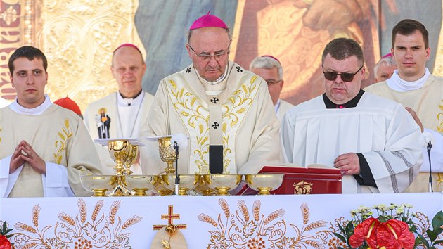 Hlavnm celebrantem me svat, kterou vyvrcholily tradin cyrilometodjsk slavnosti na Velehrad,byl olomouck arcibiskup Jan Graubner (5. ervence 2020)