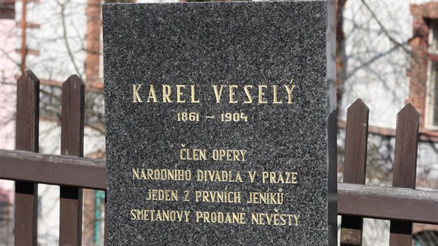 Víte, kdo byla Eleonora Ehrenbergová? A kdo byl Karel Veselý? Eleonora žila v letech 1873 až 1932 a byla první Mařenkou v Prodané nevěstě, pohřbená je v Ondřejově. Tam co je i známá hvězdárna. Karel Veselý (1861 až 1904) si zase v této Smetanově opeře zazpíval jednoho z prvních Jeníčků a hrob má v Týnci nad Sázavou.