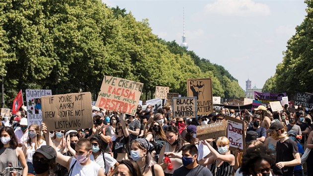 Aktivistick skupiny, jako napklad hnut Decolonize Berlin, ji roky argumentuj tm, e nzev stanice koresponduje s otrokstvm konce sedmnctho stolet. (27. ervna 2020)