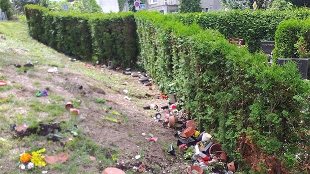 Liberecký hřbitov poničili vandalové.