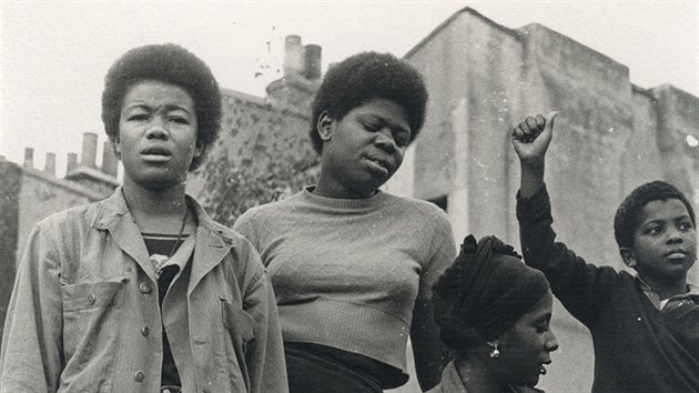 Britsk aktivistka Olive Morrisov (vlevo) se leny Black Panthers (1975)