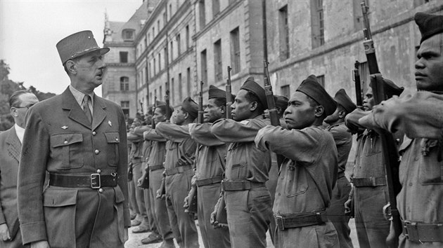 Francouzsk generl Charles de Gaulle v Pai provd prohldku jednotek z francouzskch koloni v Africe. (1. z 1945)