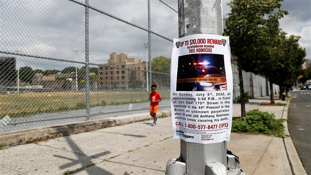 Newyorsk policie nabz odmnu 10 000 dolar tomu, kdo nahls stelce, kter zabil otce ped oima jeho dcery. (5. ervence 2020)