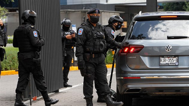 Policist kontroluj auta ped nemocnic, kde se ze svch zrann zotavuje vradu f policie Mexico City. Kartel Jalisco Nov generace se jej pokusil zabt. (27. ervna 2020)