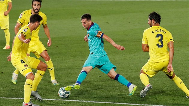 Lionel Messi z Barcelony klikuje mezi obrnce Villarrealu.