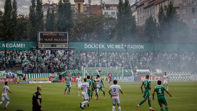 Momentka z odvetnho utkn finle o Evropu mezi Bohemians a Mladou Boleslav na stadionu v olku.