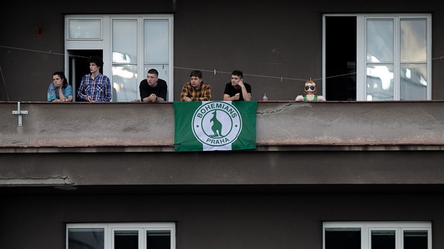 Fanouci na jednom z balkon v okol vrovickho olku sleduj utkn mezi Bohemians a Mladou Boleslav.