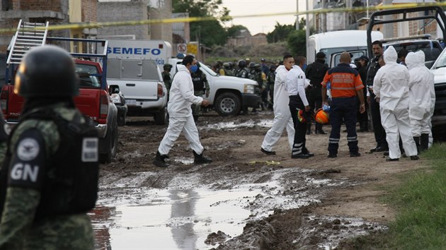 lenov Nrodn gardy a forenzn vyetovatel pracuj v blzkosti drogovho rehabilitanho centra v Irapuato v Mexiku, kde tonci zabili nejmn 24 lid. (2. ervence 2020)