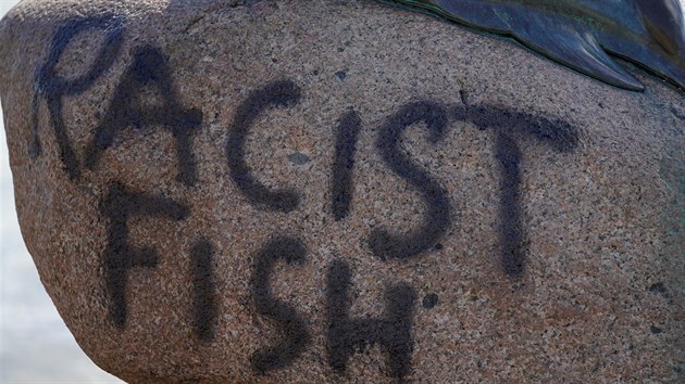 Nápis „racist fish“, tedy rasistická ryba, vandalové nasprejovali na podstavec sochy inspirované pohádkou od Hanse Christiana Andersena. (3. července 2020)