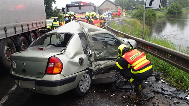 Při čelní srážce dvou osobních aut v Rychvaldu na Karvinsku zemřeli dva lidé. (3. července 2020)