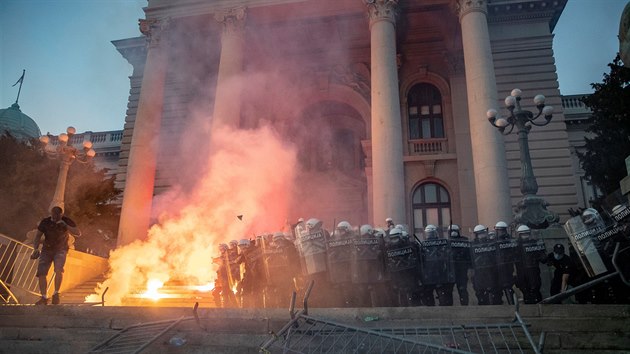 Blehrad a dal srbsk msta zachvtily protesty. (8. ervence 2020)