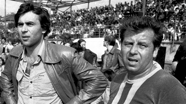 Při jedné z exhibicí se v roce 1978 představil kanonýr Karel Kroupa (vlevo) v civilu a trenér Josef Masopust jako hráč.