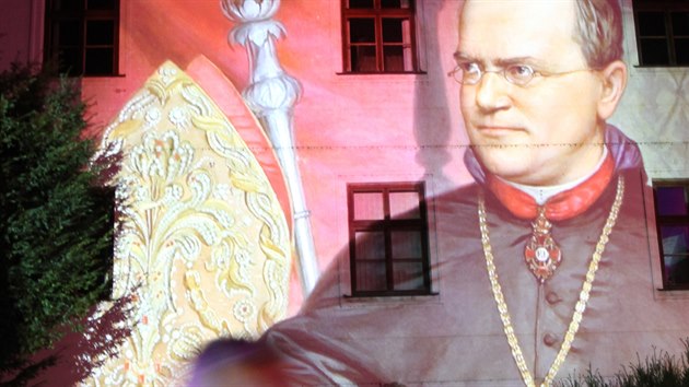 Novodob� genetika snad nem� v�t��ho jm�na, ne� je Johann Gregor Mendel. I proto si jej obyvatel� Brna, kde p�sobil, pravideln� p�ipom�naj�. Videomappingem slavili p�ed p�ti lety v�ro�� jeho narozen�.