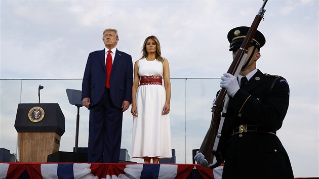 Prezident Donald Trump a prvn dma Melania Trumpov bhem oslav ke Dni nezvislosti. (4. ervenec 2020)