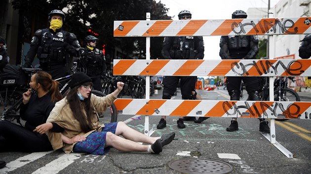 Autonomn zna v americkm Seattlu se ve stedu po pjezdu policie zaala vyklzet. (2. ervence 2020)