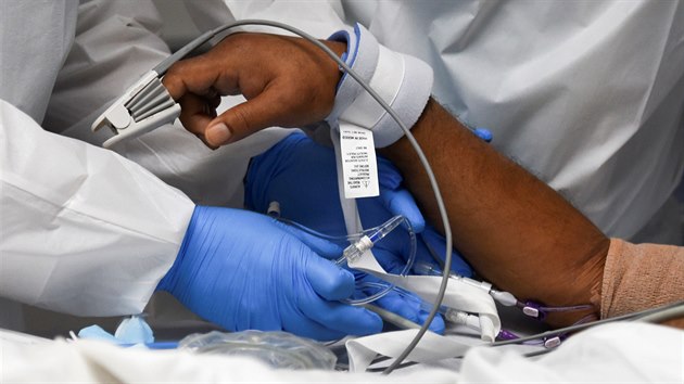 Pacient s onemocnnm covid-19 na jednotce intenzivn pe nemocnice v Houstonu (30. ervna 2020)