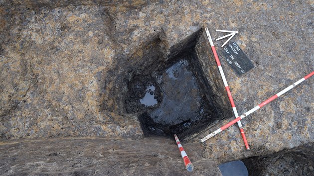 Historická studna v Uničově není sice nejstarší na světě, prvenství jí úteklo „jen“ o 160 let, zato se pyšní jiným primem. Archeologové u ní poprvé narazili na techniku drážkování.