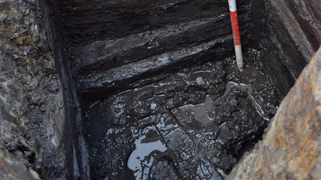 Historická studna v Uničově není sice nejstarší na světě, prvenství jí úteklo „jen“ o 160 let, zato se pyšní jiným primem. Archeologové u ní poprvé narazili na techniku drážkování.