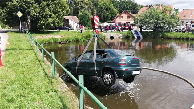 Auto skonilo pln pod vodou. Hasii tak mli s vylovenm dost prce.