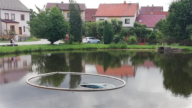 Auto skonilo pln pod vodou. Hasii tak mli s vylovenm dost prce.