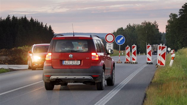 Pi stavb obchvatu idii st seku silnice u Bude objdj po provizorn panelov objce.