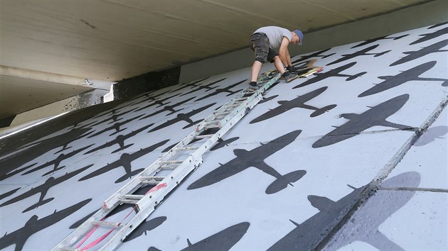 Ob�� graffiti bude v Teplic�ch p�ipom�nat letce RAF Kurta Taussiga. Nevzhledn� m�sto nedaleko Billy o�ivuje streetartov� um�lec pod p�ezd�vkou Camo. (7. �ervence 2020)