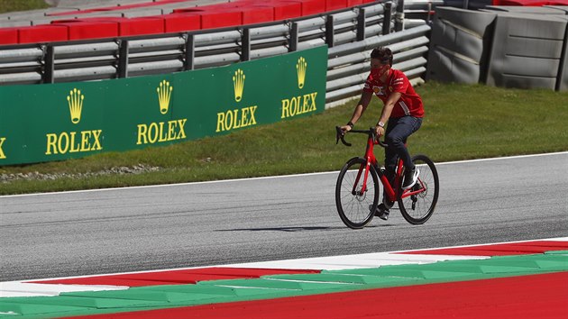 Pilot Ferrari Charles Leclerc si ped Velkou cenou Rakouska formule 1 projd...