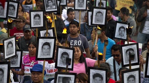 Mexian demonstruj za dn vyeten ppadu zmizen 43 student. (duben 2016)
