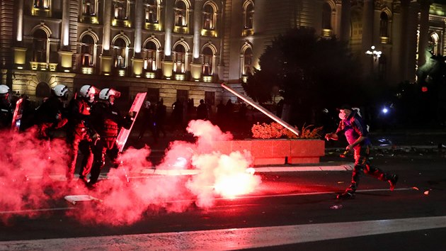 Obyvatel srbskho Blehradu protestovali u parlamentu proti zkazu vychzen, kter vlda zavedla na vkendy kvli en koronaviru. (7. ervence 2020)