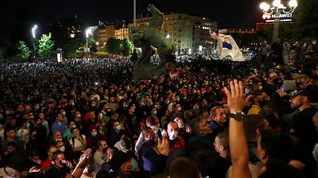 Obyvatel srbskho Blehradu protestovali proti zkazu vychzen, kter vlda zavedla na vkendy kvli en koronaviru. (7. ervence 2020)