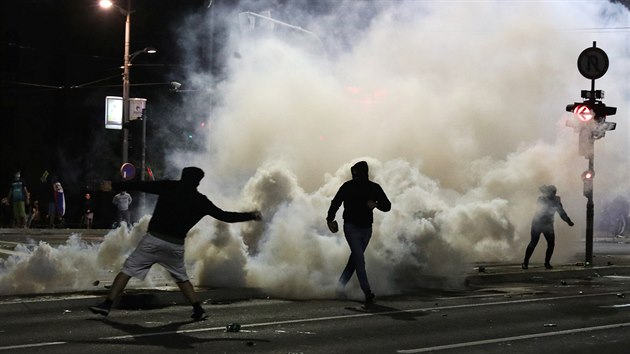 Obyvatel srbskho Blehradu protestovali proti zkazu vychzen, kter vlda zavedla na vkendy kvli en koronaviru. (7. ervence 2020)