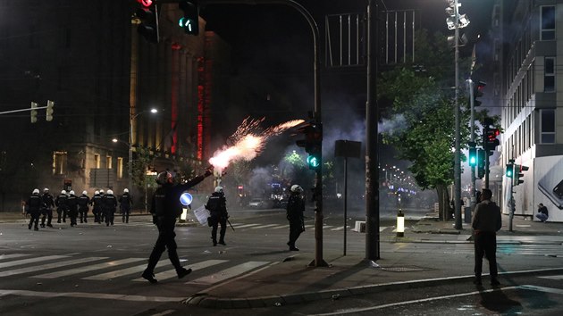 Obyvatel srbskho Blehradu protestovali proti zkazu vychzen, kter vlda zavedla na vkendy kvli en koronaviru. (7. ervence 2020)