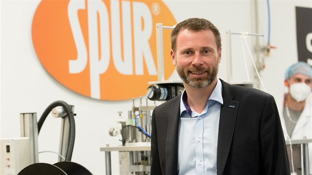 Tomáš Dudák řídí plastikářskou firmu SPUR, dodává výrobky do stavebního, textilního i spotřebního průmyslu. Nově se orientuje na výrobu roušek a respirátorů z nanovláken.