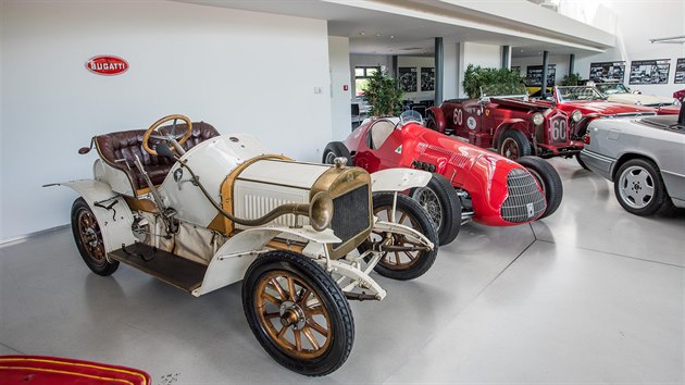 Zl�nsk� podnikatel Ladislav Samoh�l vlastn� unik�tn� sb�rku t�m�� 300 historick�ch automobil� a 150 motorek.