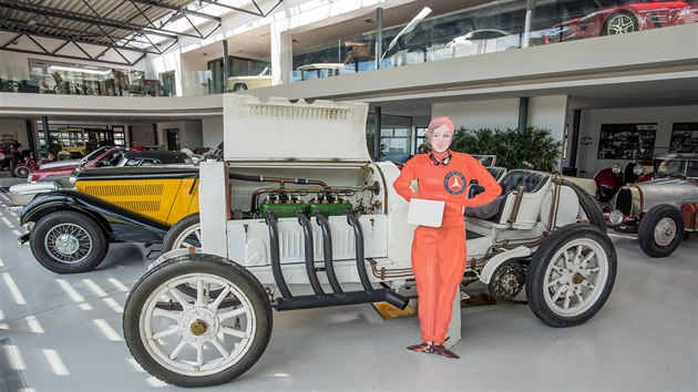 Zlínský podnikatel Ladislav Samohýl vlastní unikátní sbírku téměř 300 historických automobilů a 150 motorek.