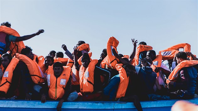 Vyzvedávání uprchlíků na moři s pomocí posádky lodi Ocean Viking (30. června 2020)