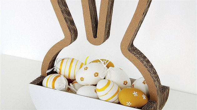 Velikonoční košík Ušák ve tvaru zajíčka navodí
atmosféru jarních svátků. Výška 35 cm.