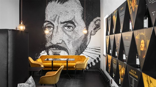 Kavárně dominuje portrét Mikuláše Dačického z Heslova, bouřliváka a milovníka vína.