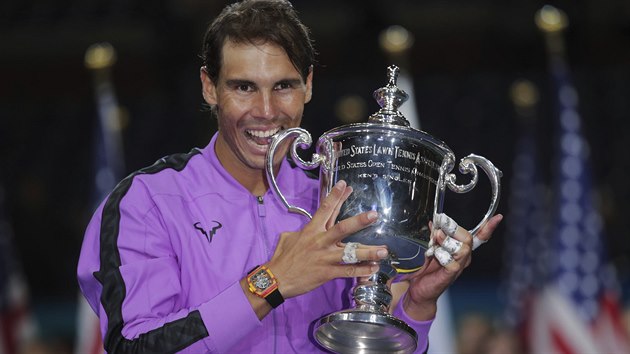 panlsk tenista Rafael Nadal s trofej pro vtze US Open