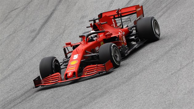 Sebastian Vettel ze stje Ferrari v trninku na Velkou cenu Rakouska.