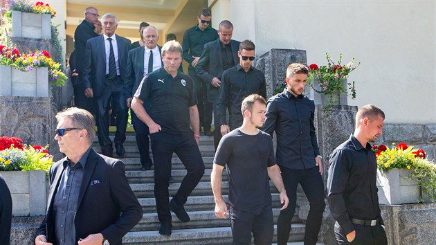 Smute�n� host� na poh�bu fotbalisty Mari�na �i�ovsk�ho.