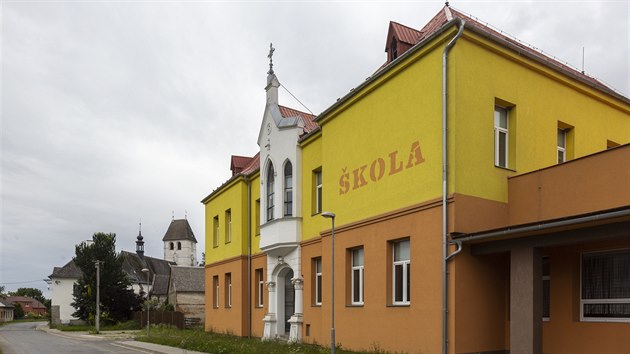 Budova základní školy v Dlouhé Loučce na Olomoucku, které se v rámci církevních restitucí domáhá Ženská větev Německého řádu. Vesnice přitom do oprav školy investovala už 25 milionů korun.