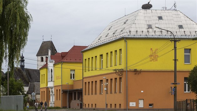 Budova zkladn koly v Dlouh Louce na Olomoucku, kter se v rmci crkevnch restituc domh ensk vtev Nmeckho du. Vesnice pitom do oprav koly investovala u 25 milion korun.