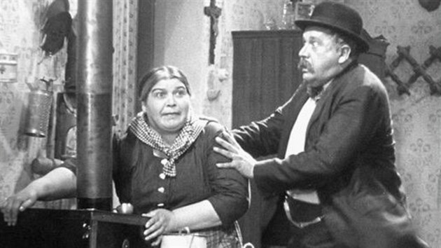 Antonie Nedošinská a Theodor Pištěk v komedii Matka Kráčmerka (1934)